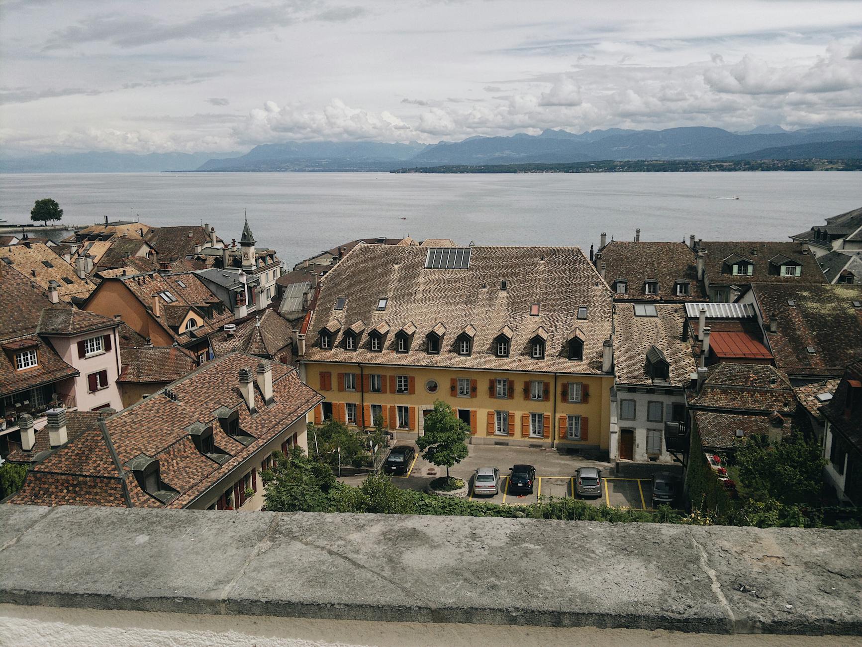 Geneva on a budget — panoramic view of Lake Geneva and the Jet d'Eau