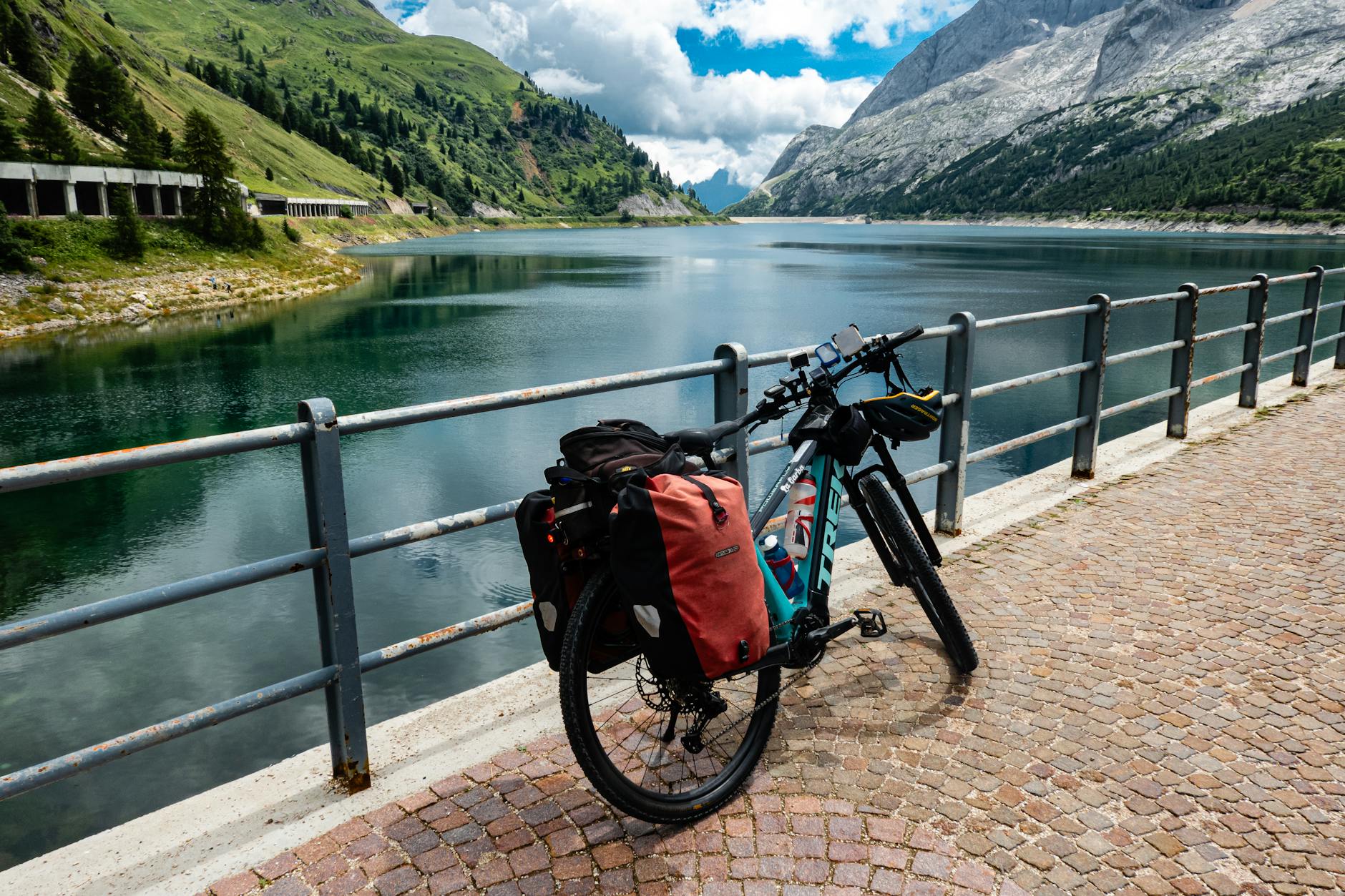 Cycling path along Lake Geneva