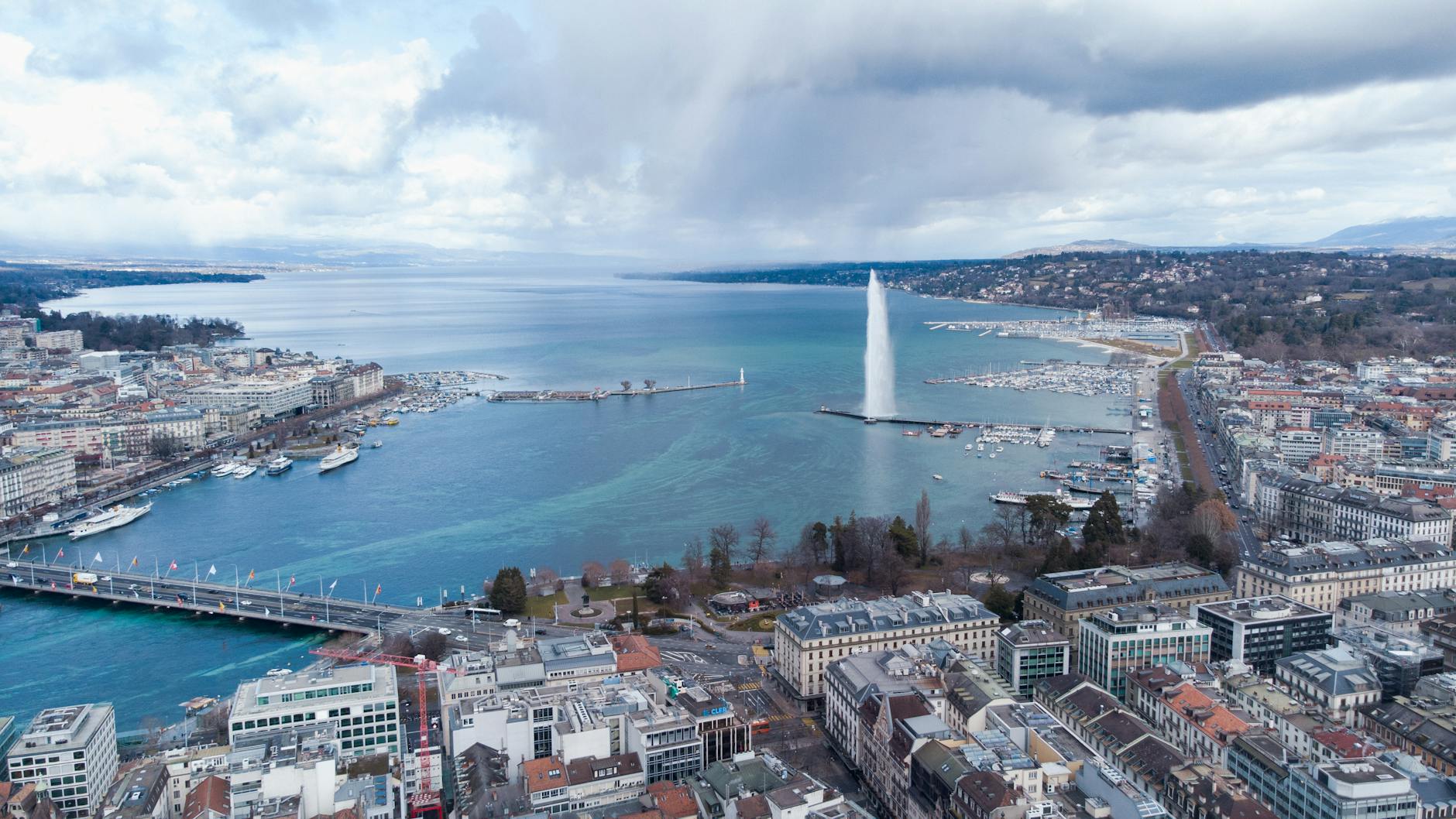 Jet d'Eau fountain — one of Geneva's best free attractions