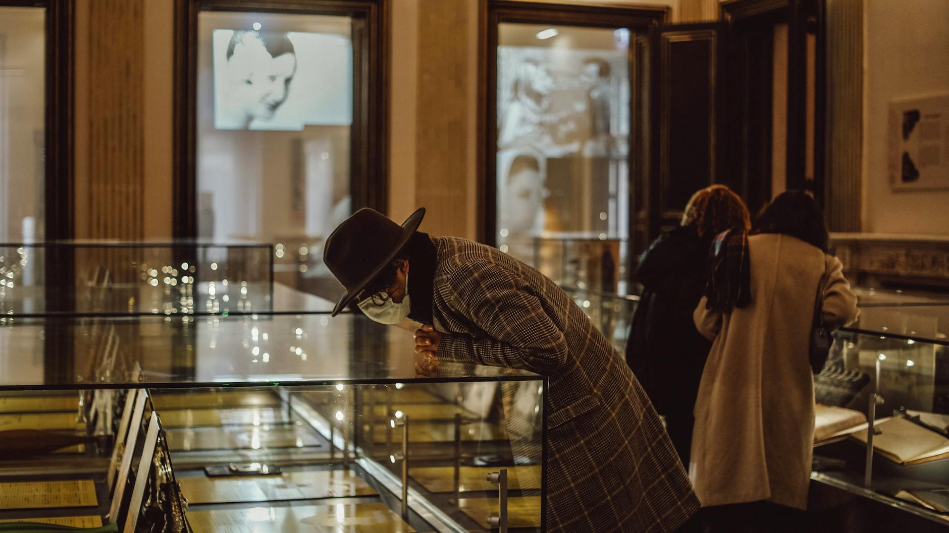 Visitor exploring a museum exhibit in Geneva — practical tips for museum-goers