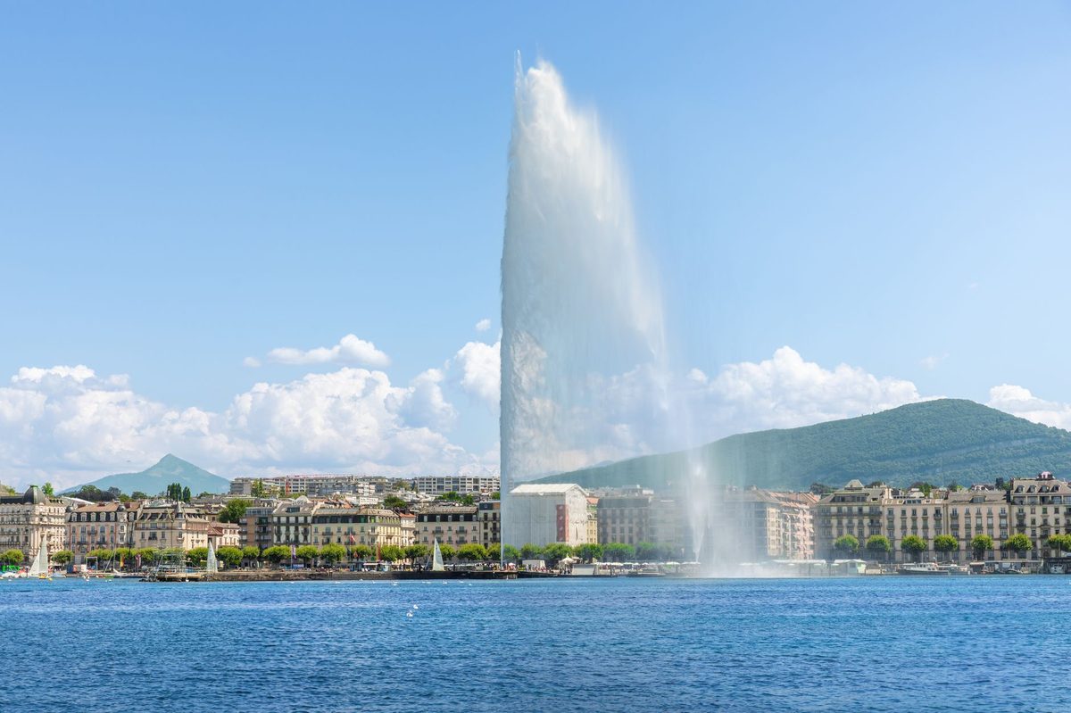 The Jet d'Eau fountain across the bay from the Bains des Paquis in Geneva
