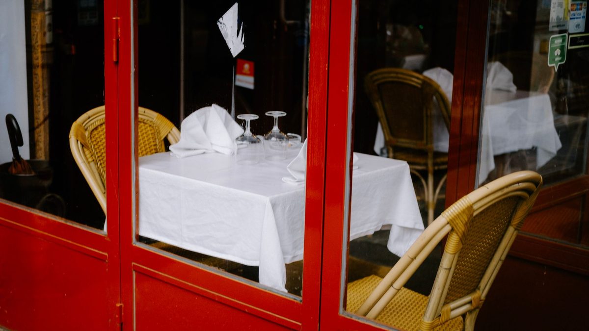A neighbourhood bistro table in the Champel district of Geneva