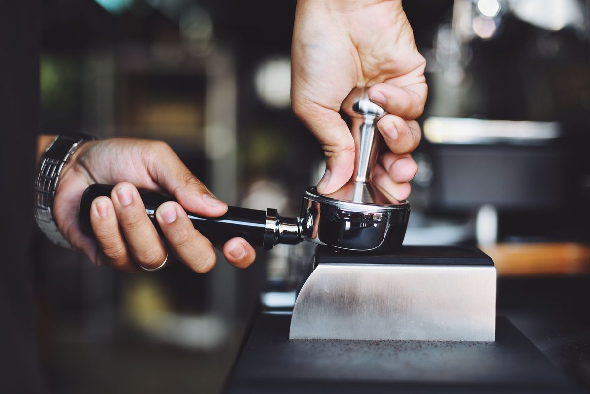 Specialty coffee being poured at an Eaux-Vives Geneva cafe