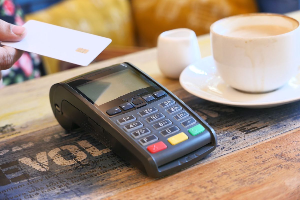 Tapping a card at a payment terminal, the everyday way to pay in Geneva