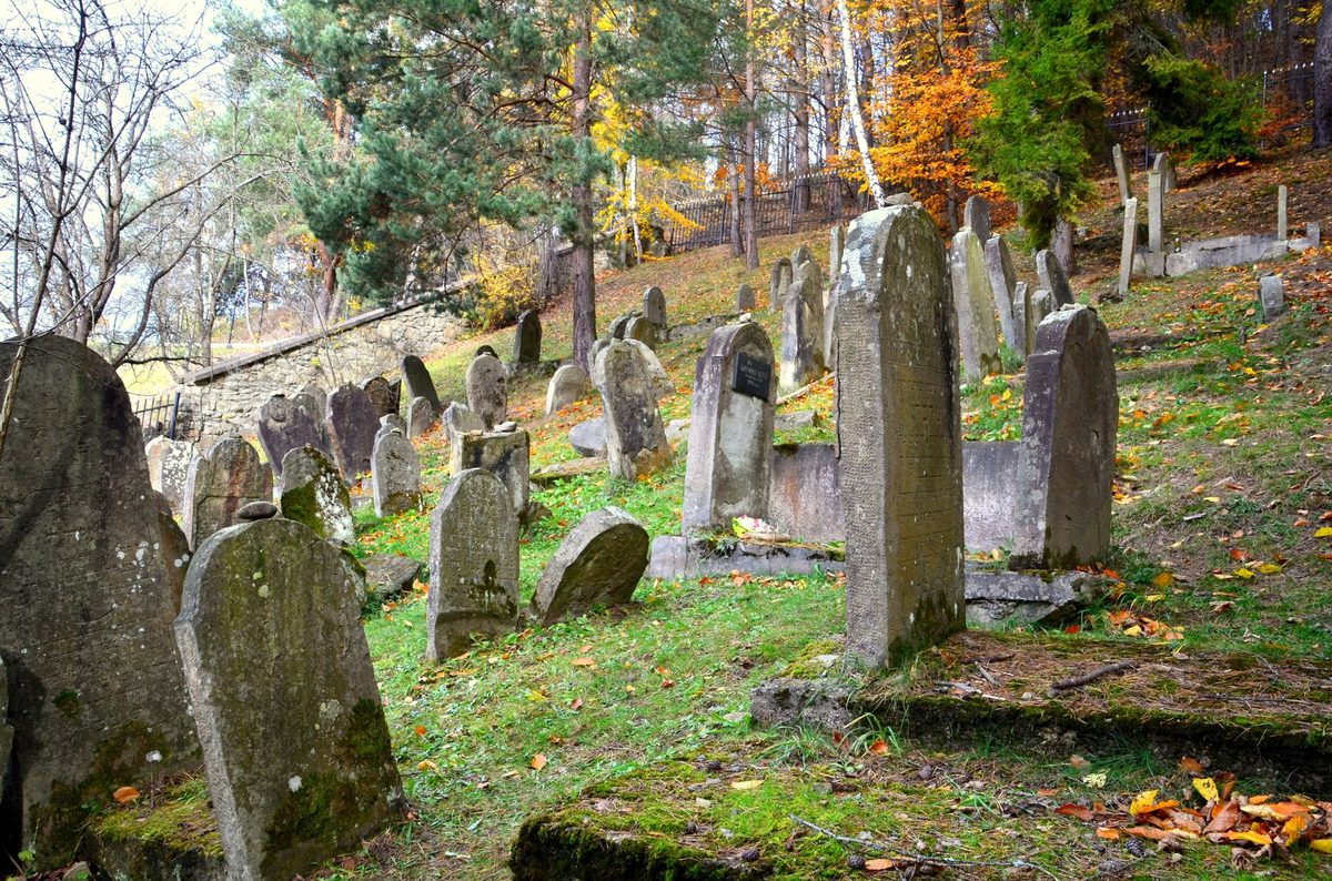 A quiet old cemetery, like the Cimetiere des Rois where Borges and Piaget are buried in Geneva