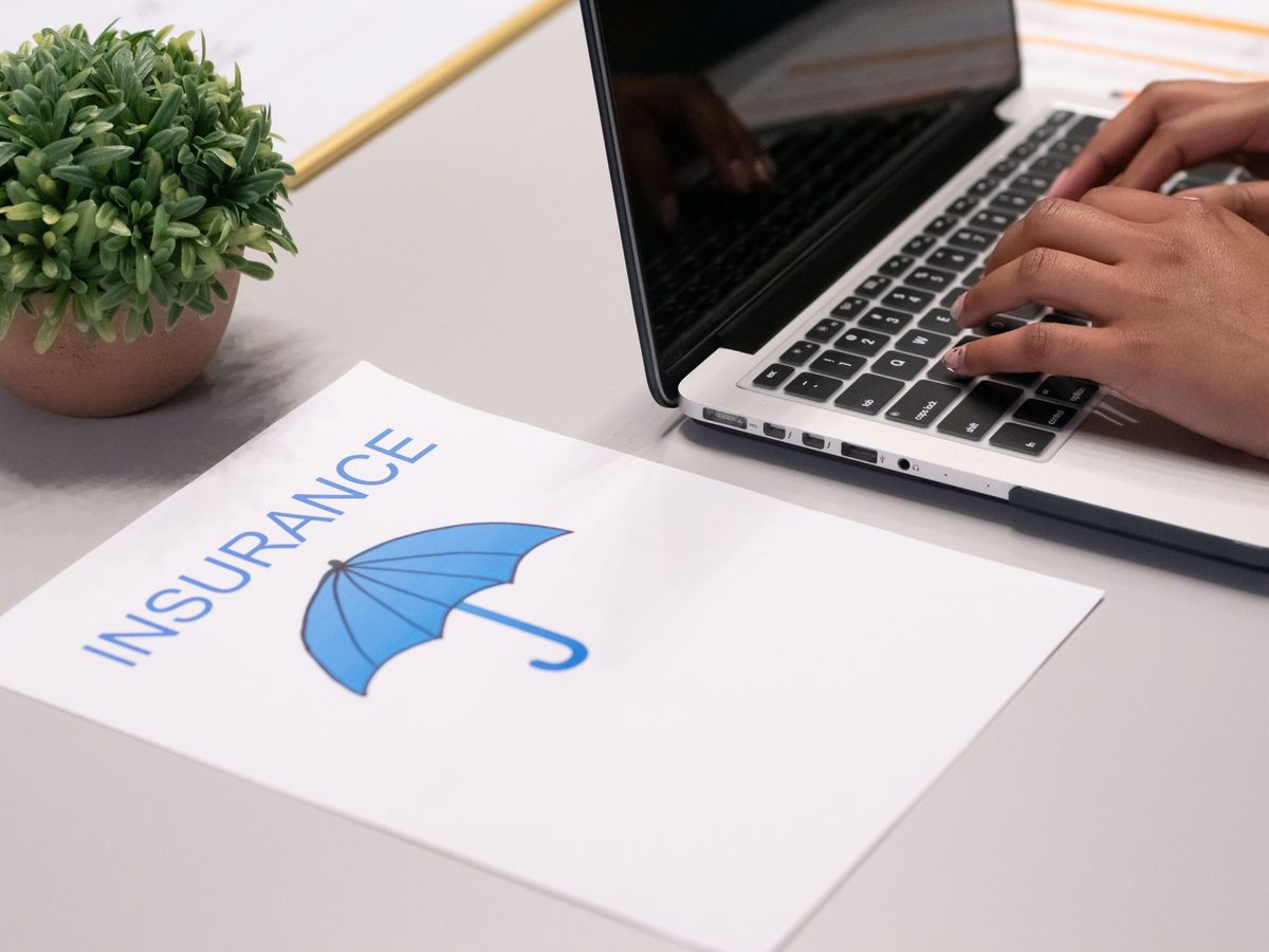 Comparing travel insurance online before a Geneva trip
