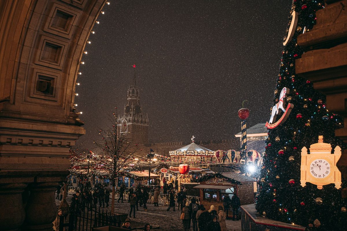 A festive Christmas market lit up at night, the draw of December in Geneva