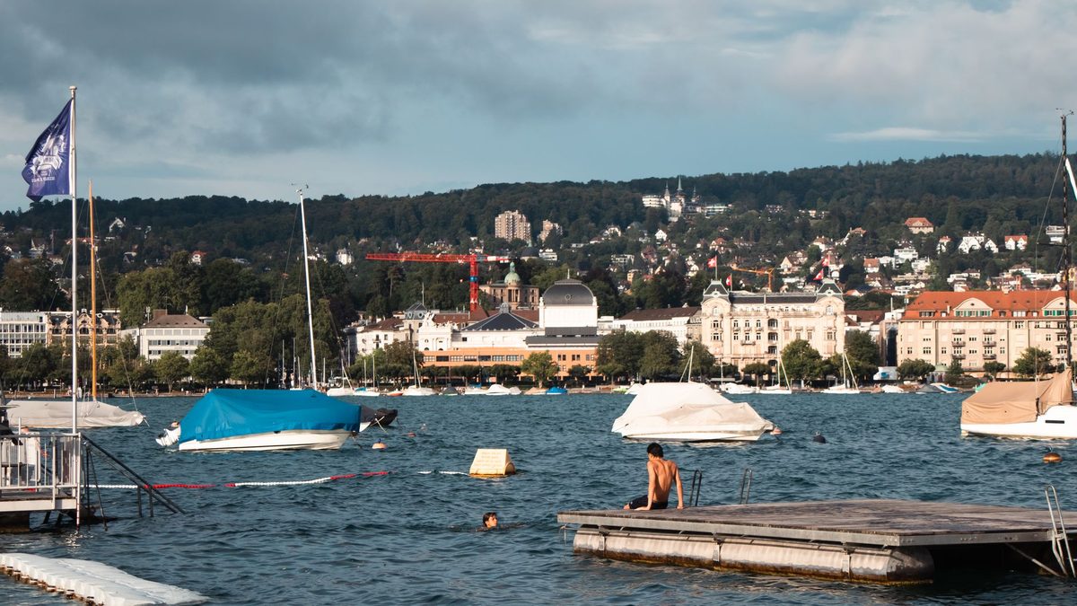 People by Lake Geneva in summer, the warmest season for swimming when visiting Geneva