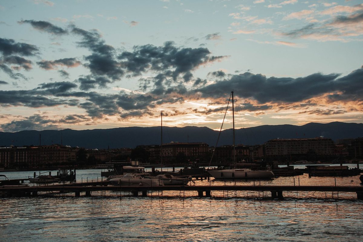 Sunset over Lake Geneva, the best free thing to do in Geneva at night
