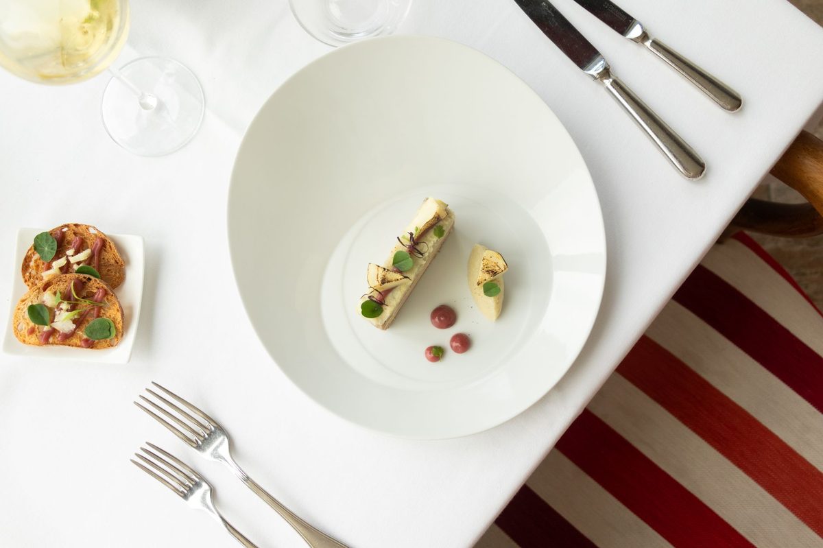 Elegant fine-dining table setting, like the Michelin-starred restaurants inside Geneva luxury hotels