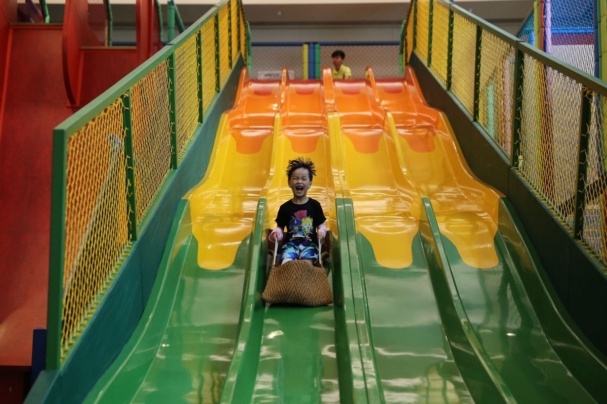 Indoor water park slides, a good rainy-day option for families near Geneva