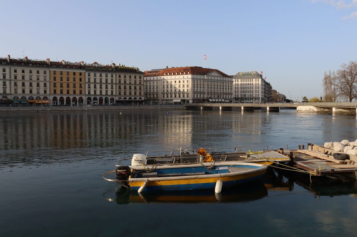 The Rhone splitting Geneva into Rive Droite and Rive Gauche, seen from a bridge