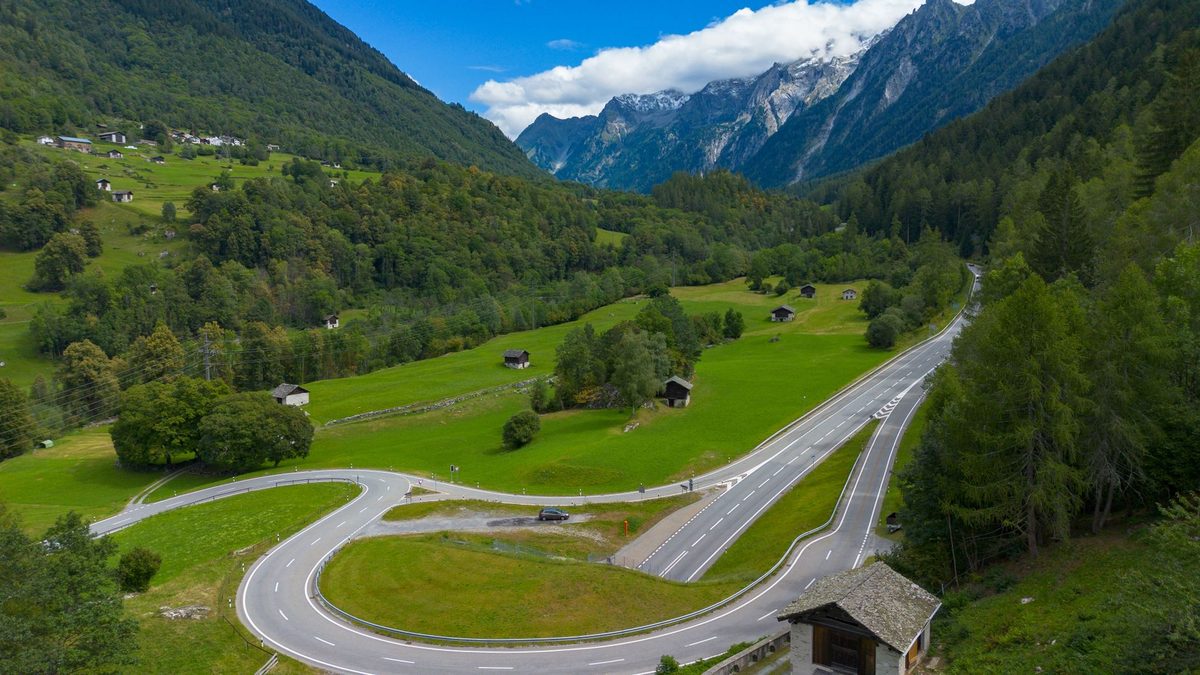 A road climb in the Jura near Geneva for keen cyclists