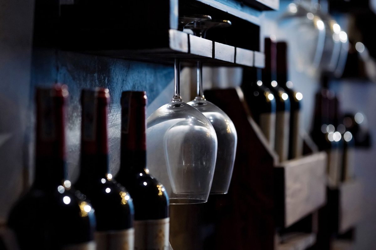 Geneva wine bar pouring canton-of-Geneva wines