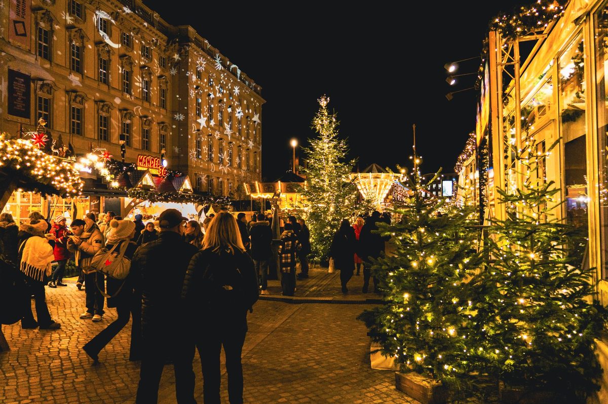 Evening crowd at the Noel au Quai Christmas market in Geneva