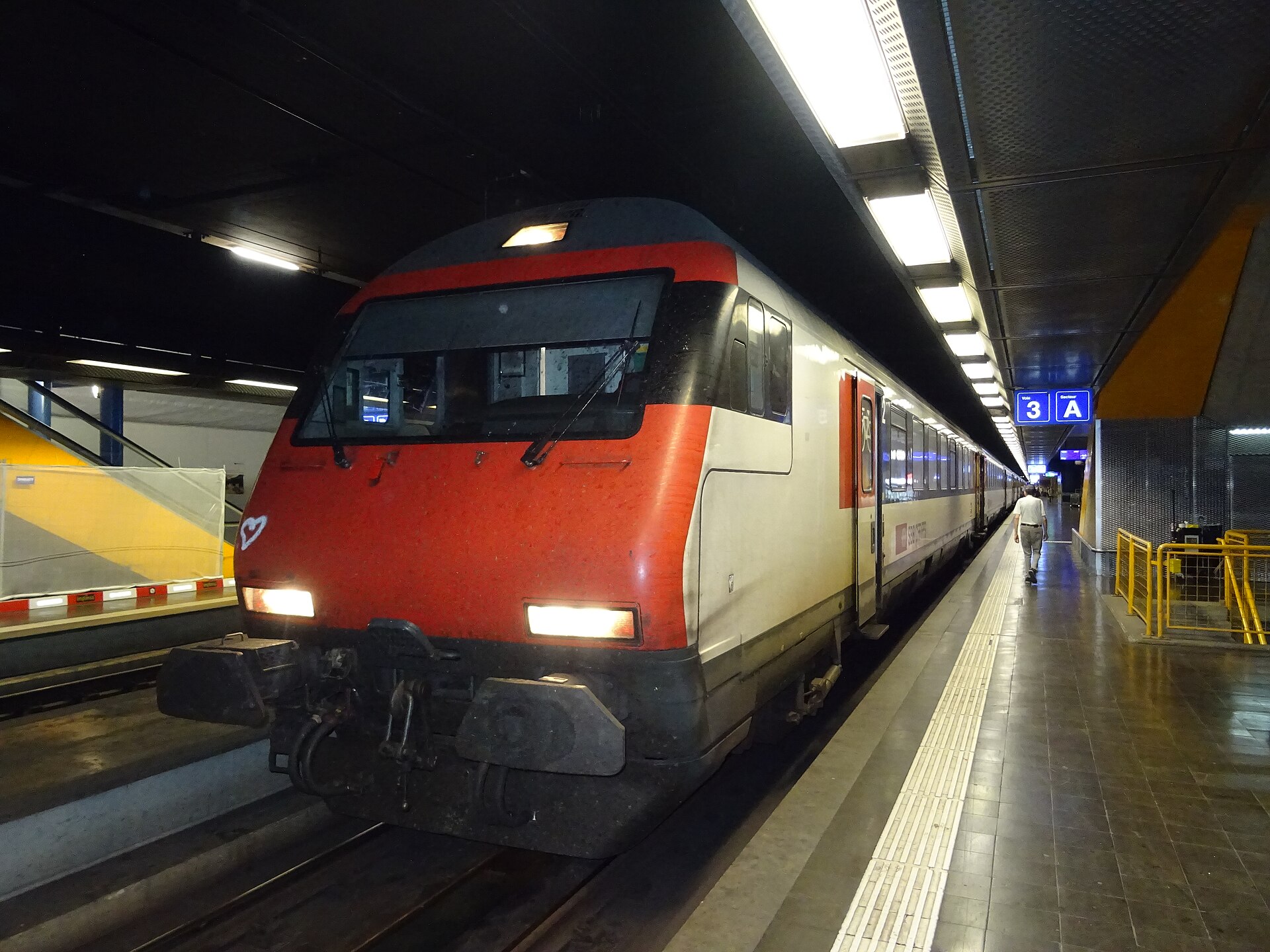 An SBB InterRegio train at platform 3 of the underground Genève-Aéroport station