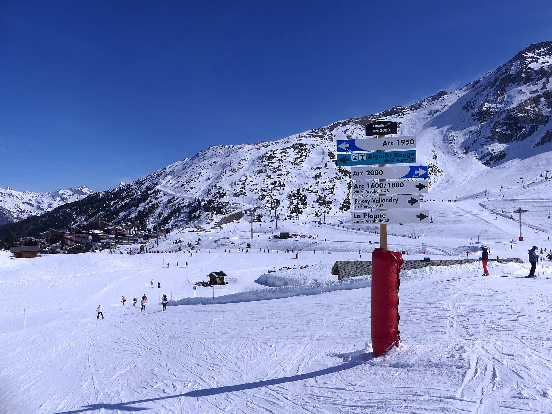Paradiski piste signpost above Arc 2000 pointing to Arc 1950, Arc 1600, Peisey-Vallandry and La Plagne